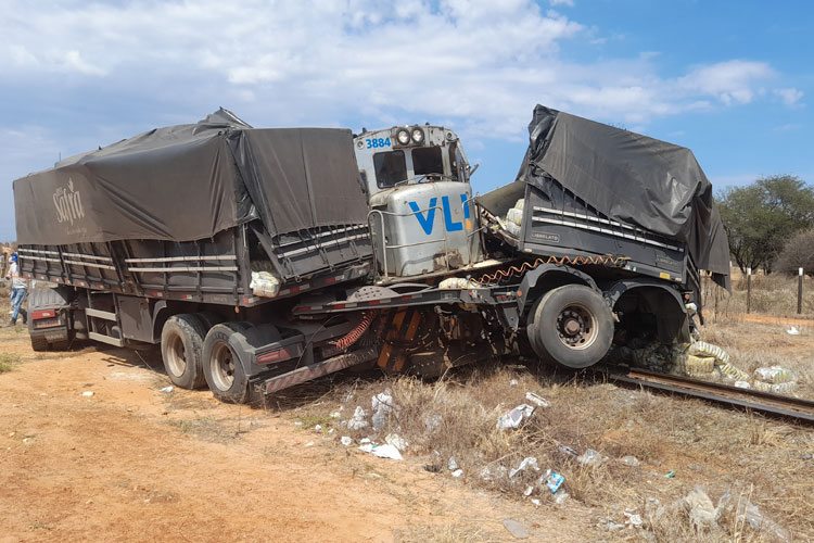 Carreta com 51 toneladas de arroz colide com locomotiva de trem na BR-030 em Brumado