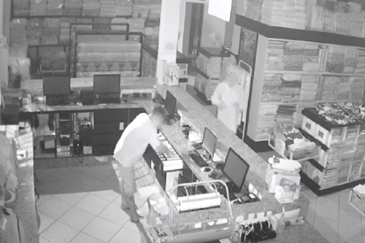 Dupla furta celulares e dinheiro em loja no centro de Brumado
