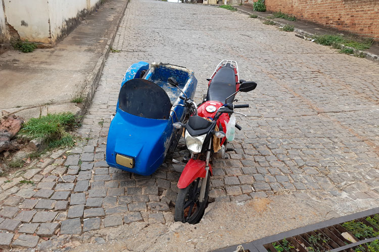 Brumado: Triciclo cai em buraco na esquina da Benjamim Santos e mototaxista fica ferido