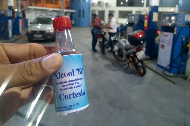 Brumado: Posto de combustíveis distribui álcool 70 como cortesia aos clientes para higienização dos veículos