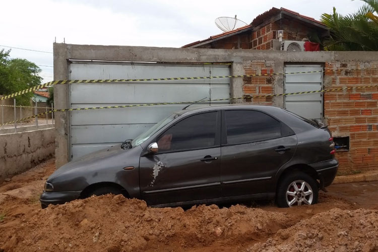 Brumado: Prefeitura lacra casa invadida pela chuva e família cobra ressarcimento pela mobília estragada pela lama