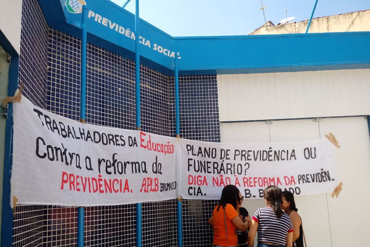 Brumado: Trabalhadores em educação fazem protesto em dia nacional de luta pela previdência social