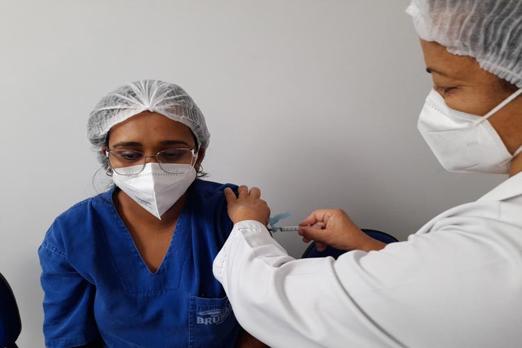 Técnica de enfermagem de 30 anos é a primeira brumadense a receber a vacina contra o coronavírus