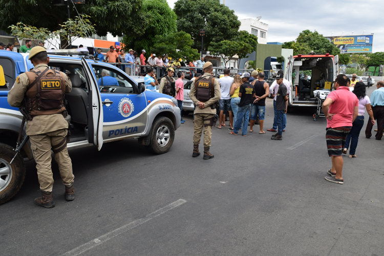 Idoso de 80 anos colide veículo contra cinco carros no centro de Brumado