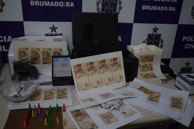 Homem que produzia dinheiro falso e vendia pela internet é preso pela polícia civil em Brumado
