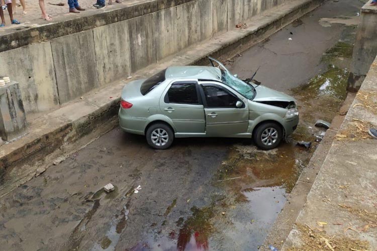 Motorista atropela pedestre e cai no canal da feira em Guanambi