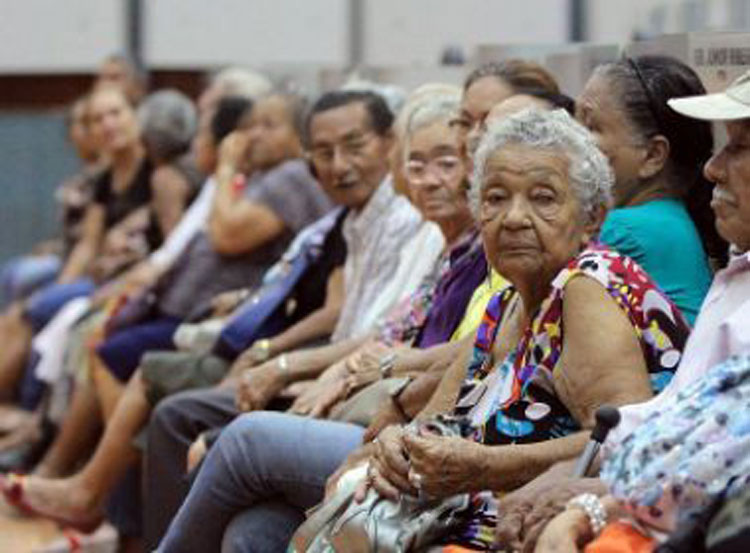 Mulheres baianas vivem nove anos a mais do que os homens, diz IBGE