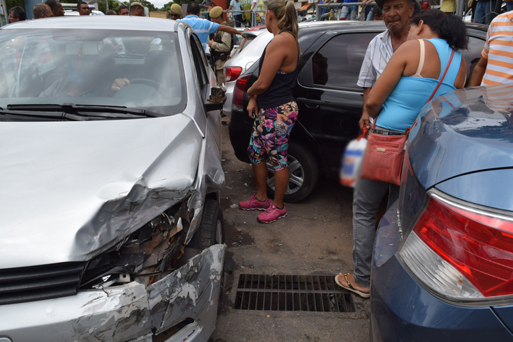 Idoso de 80 anos colide veículo contra cinco carros no centro de Brumado