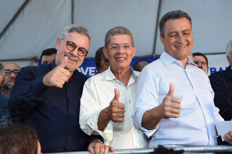 Waldenor e Zé Raimundo comemoram autorização para recuperação de trecho da BA-262 em Iguaí