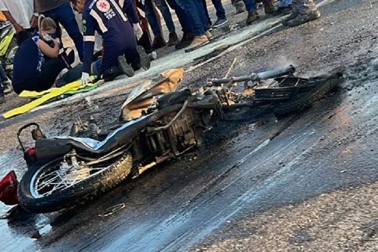 Motocicleta pega fogo após colisão com caçamba na BA-262 em Brumado