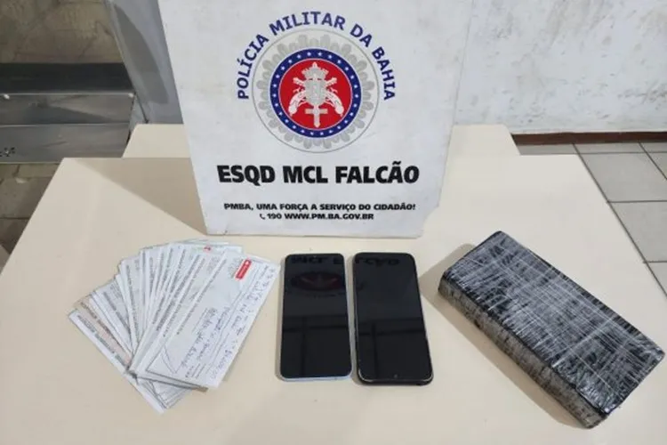 Vitória da Conquista: Homem detido com cocaína, smartphones e R$ 130 mil em cheques