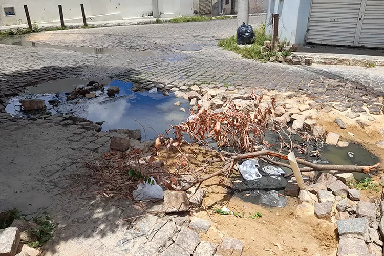Brumado: Há meses, moradores do São Félix cobram manutenção de esgoto estourado