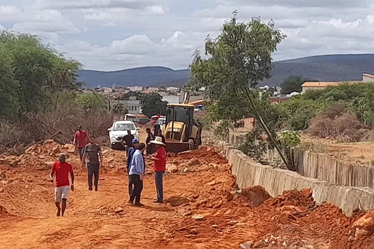 No dia do trabalhador, prefeito atropela segurança em invasão de terreno em Brumado