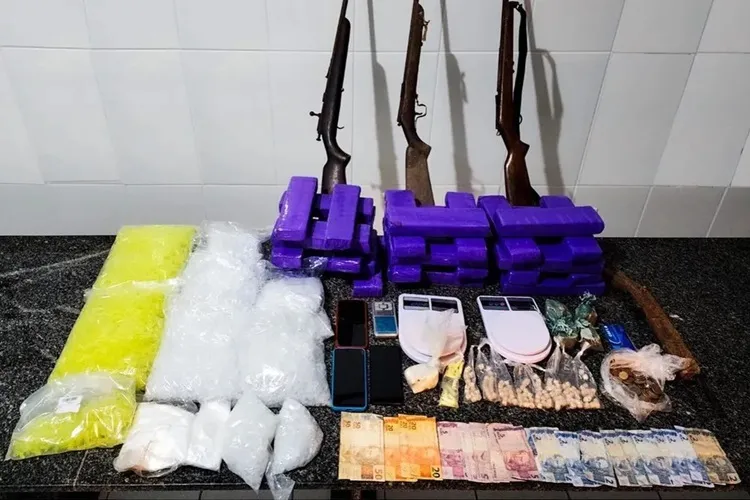 Homens são presos em flagrante com 20 kg de drogas e armas no extremo sul da Bahia