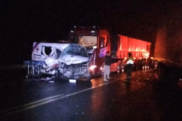 Jequié: Mulher morre após batida entre carro, ambulância e caminhões na BR-116