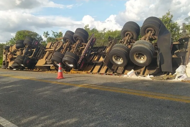 Carreta carregada com trigo tomba na BR-430 em Caetité