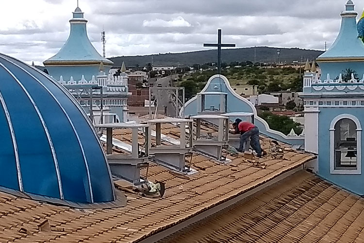 Patrimônio histórico e religioso, Igreja Matriz de Brumado recebe instalação de ar-condicionado