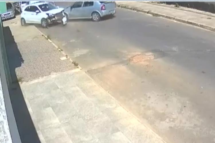 Câmera de segurança flagra batida entre dois carros em Conquista