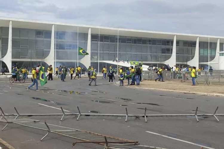 Manifestantes bolsonaristas invadem Congresso Nacional, Planalto e STF em Brasília