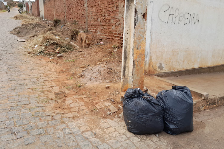 Brumado: Moradores cobram coleta de lixo na Avenida Maria José Viana; 'aqui pagamos IPTU'