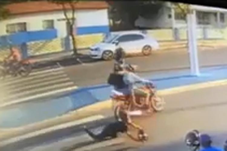 Motociclista não respeita faixa de pedestres e atinge jovem na Avenida Centenário em Brumado