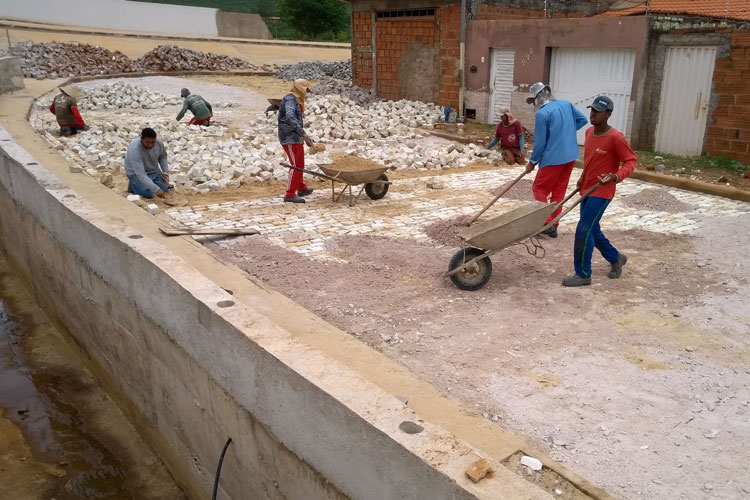 Brumado: Empreiteiro esclarece uso de areia de brita no lugar de cimento para rejuntar calçamento de rua