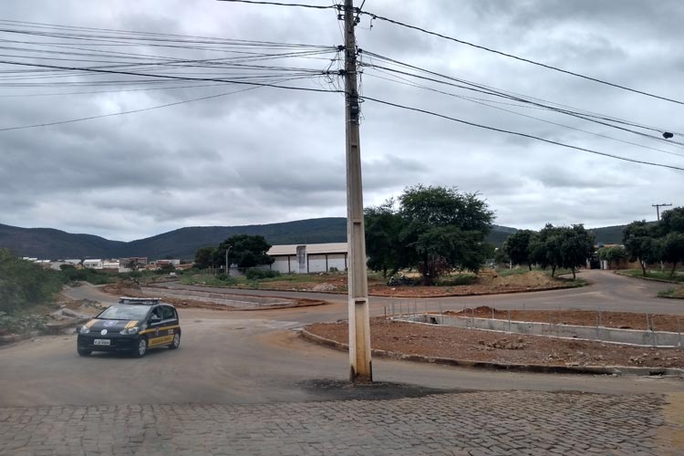 Brumado: Poste da Coelba fica no meio da via de alargamento para instalação de rotatória no São José