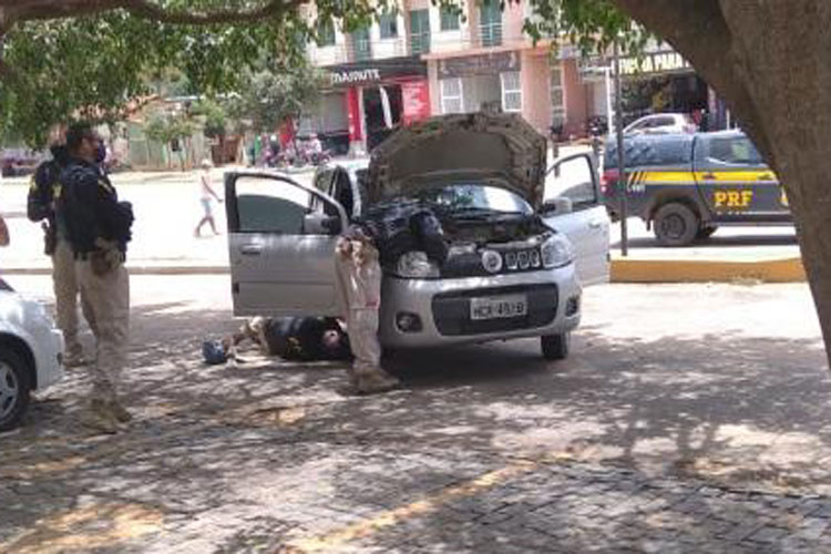 PRF apreende carro roubado e com placa fria na BR-030 em Caetité