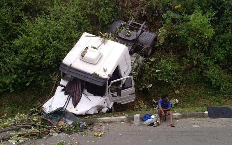 Motorista de caminhão perde controle da direção e cai em ribanceira na capital do estado