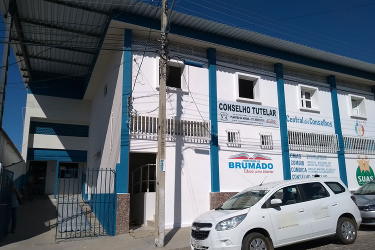 Brumado: Concluída instalação do novo telhado da sede dos conselhos e da central de marcação