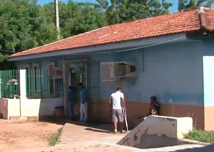 Homem é preso suspeito de esfaquear pescoço de mulher, jogar álcool e deixar vítima trancada na Bahia