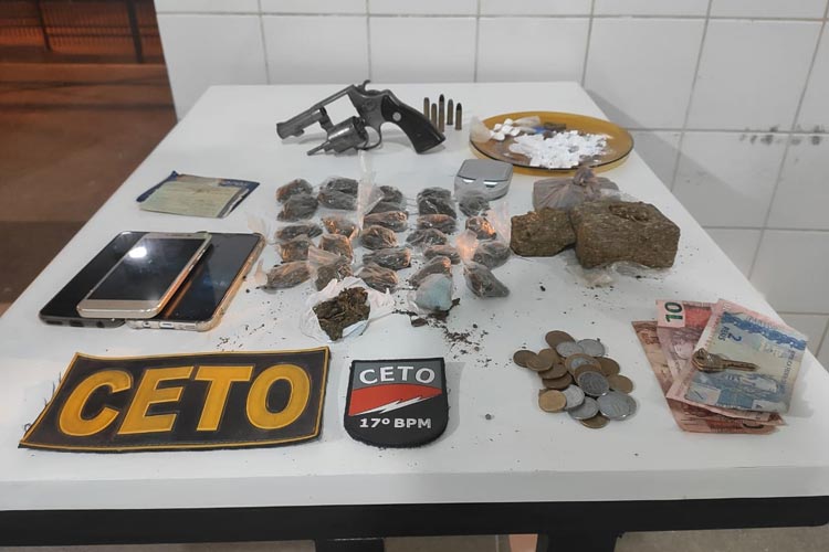 PM apreende drogas e arma de fogo e prende traficantes em Guanambi