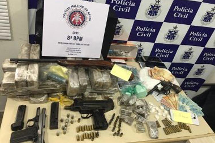 Operação policial prende 10 pessoas com drogas, armas e munição em Santa Cruz Cabrália