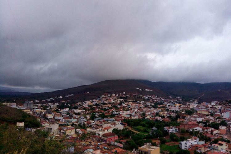 Após fortes chuvas, cratera é aberta em pista e família está desabrigada em Caetité