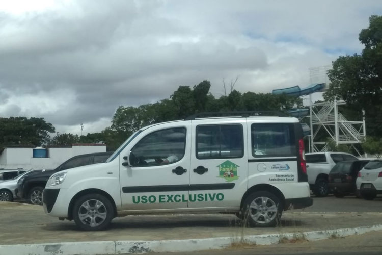 Tanque Novo: Veículo oficial da prefeitura é flagrado em ato político em Guanambi