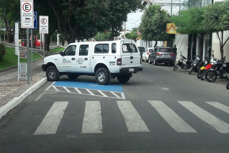 Brumado: Internauta flagra veículo do estado em estacionamento para cadeirantes na prefeitura