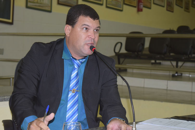 Líder do prefeito faz críticas e cobra presença de estudantes nas sessões legislativas em Brumado