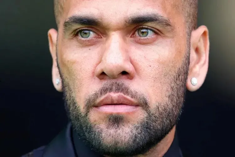 Daniel Alves é convocado para ir a tribunal, diz jornal