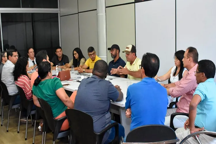 Secretários, vereadores e comunidade se reúnem para apontar soluções para o lixão de Guanambi