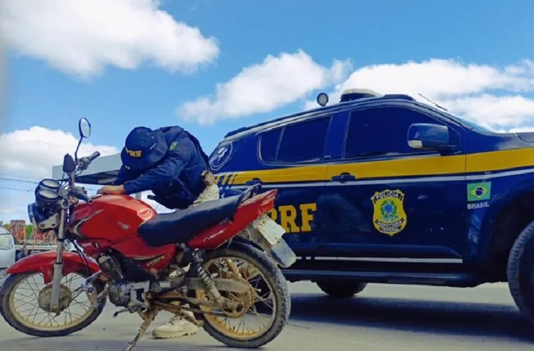 Motocicleta roubada em Salvador é recuperada pela PRF em Poções