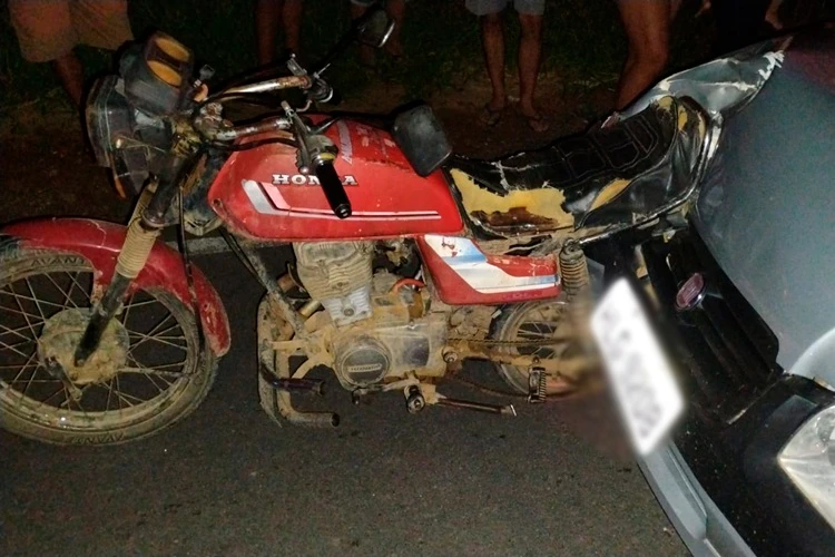Carro bate em moto sem iluminação e motociclista fica ferido em Guanambi