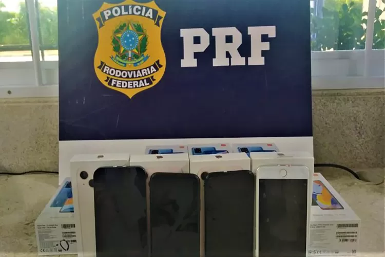 Vitória da Conquista: PRF apreende celulares de última geração em bagagem de motorista