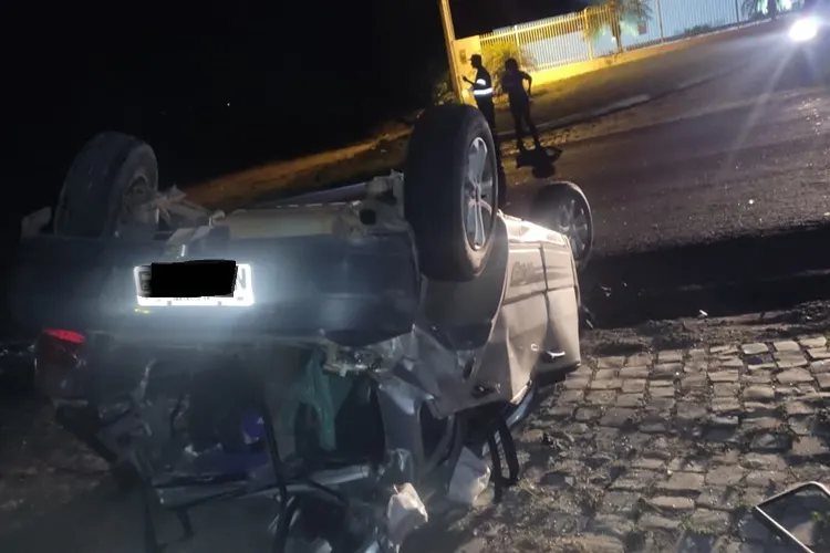Condutor perde controle da direção e capota veículo na BR-030 em Guanambi