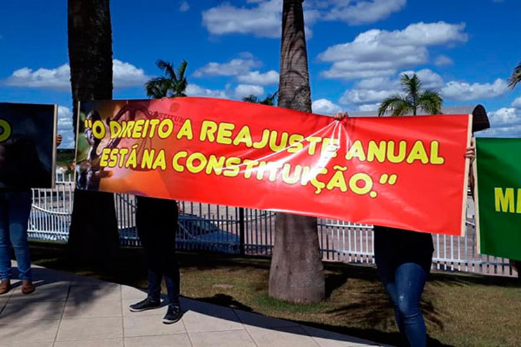 Barra da Estiva: Profissionais da educação protestam contra a falta de aumento no piso salarial