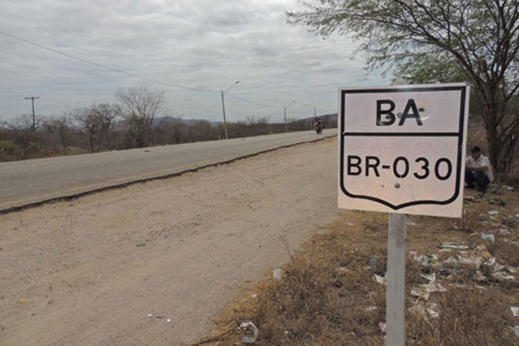 Guanambi: Caminhão carregado com maracujá tomba na BR-030