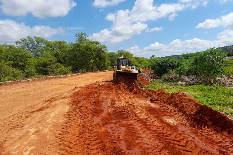 Brumado: Prefeitura explora leito do Rio do Antônio para despejo de entulho e criação de nova avenida