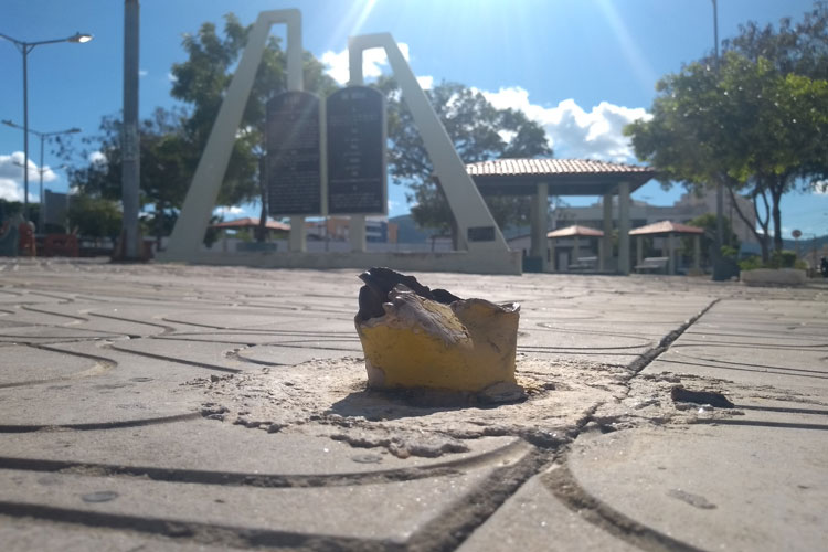 Brumado: Transeunte corta pé com pedaço de poste enferrujado na Praça Senhor do Bonfim