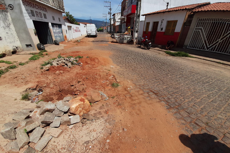 Brumado: Sem prefeitura e Embasa, moradores improvisaram fossas secas para sanar esgoto estourado