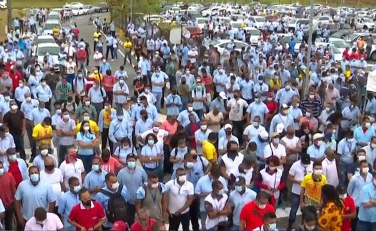 Funcionários da Ford realizam protesto contra fechamento de fábrica em Camaçari