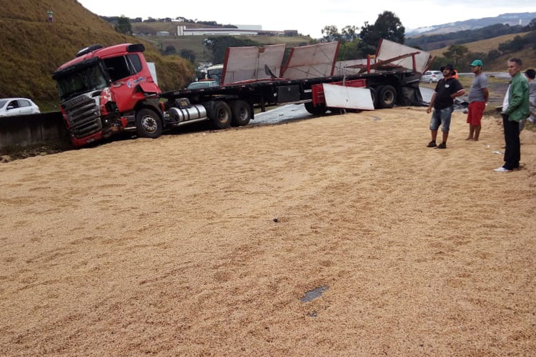 Carreta de Brumado se envolve em acidente na rodovia Fernão Dias em Extrema, Minas Gerais